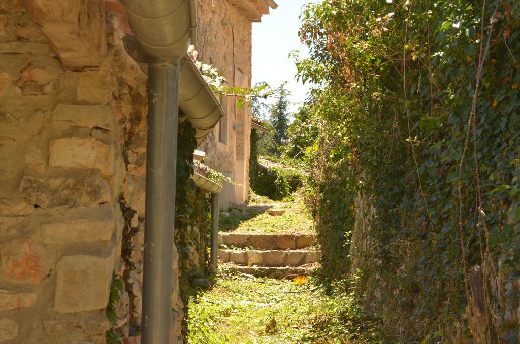 Gîtes La ferme accrochée à la colline Lagorce  Extérieur photo